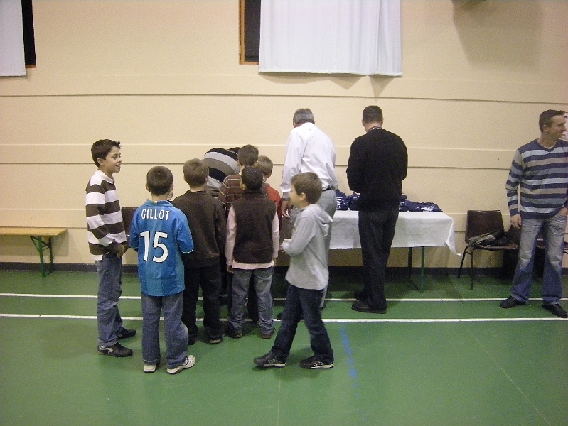 La remise des maillots aux jeunes par nos sponsors.JPG